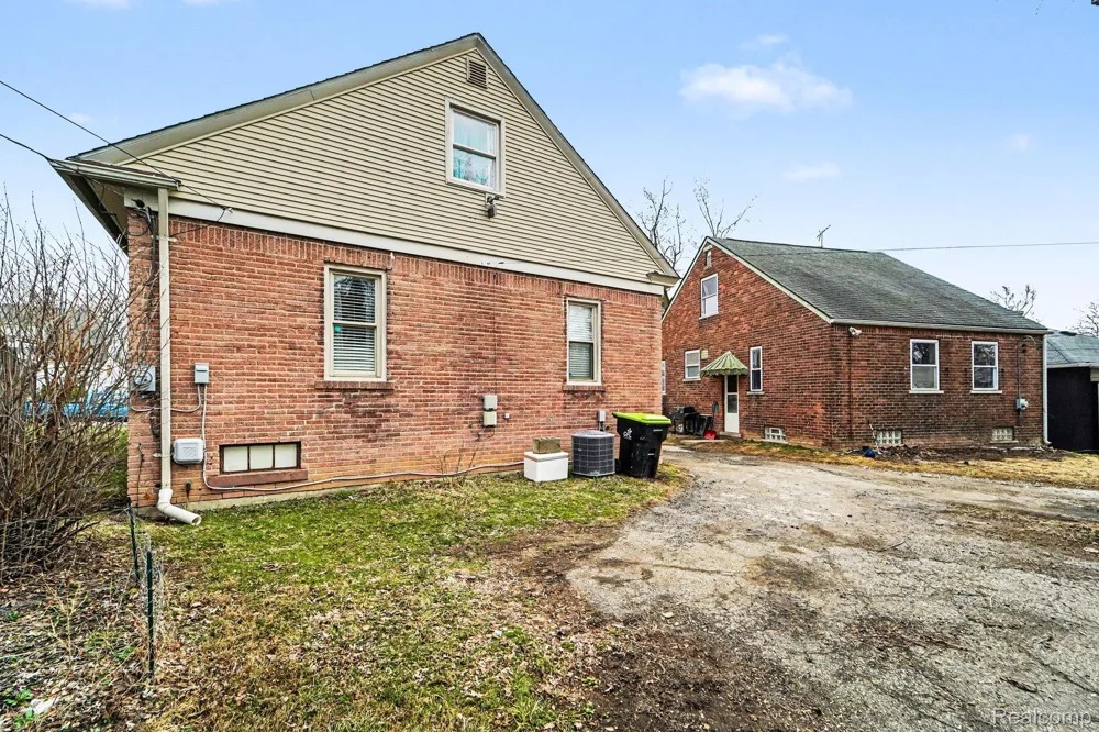 39 Neome Drive Pontiac City, MI 48341