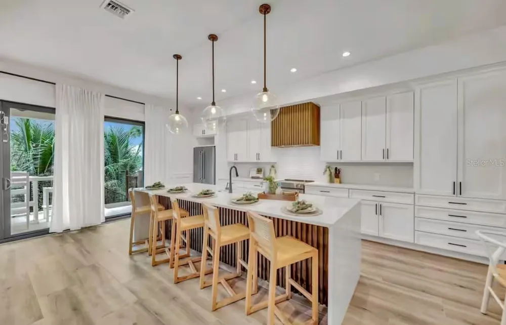 85 AVENIDA MESSINA Sarasota, FL 34242