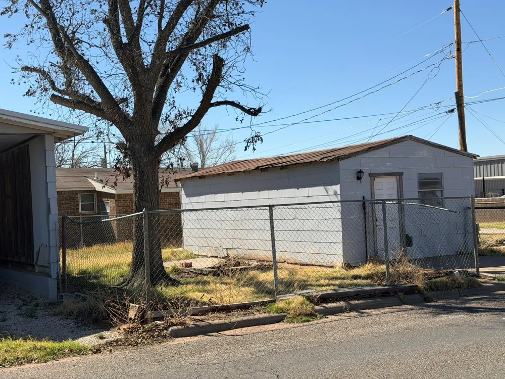 813 NW 1st St Street Andrews, TX 79714