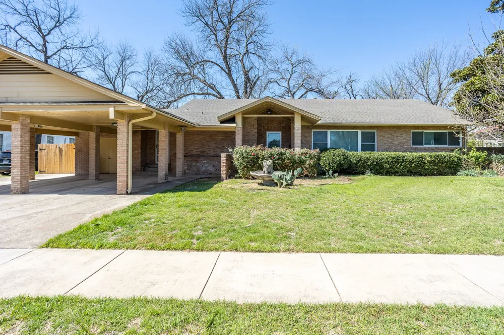 411 S CENTRE LANE Lancaster, TX 75146