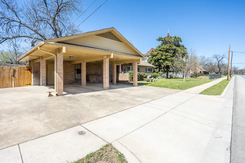411 S CENTRE LANE Lancaster, TX 75146