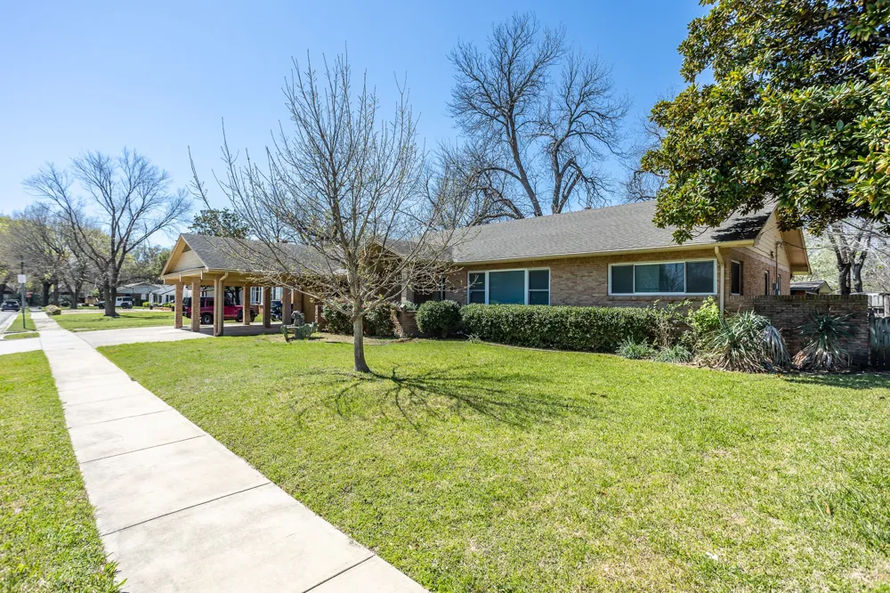 411 S CENTRE LANE Lancaster, TX 75146