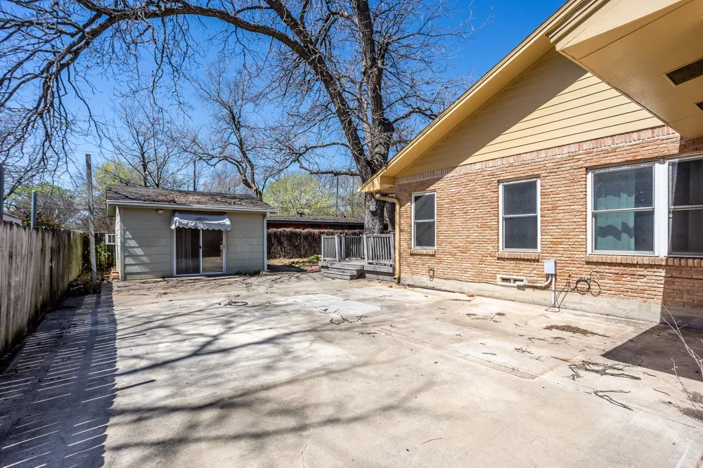 411 S CENTRE LANE Lancaster, TX 75146