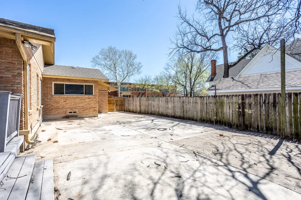 411 S CENTRE LANE Lancaster, TX 75146