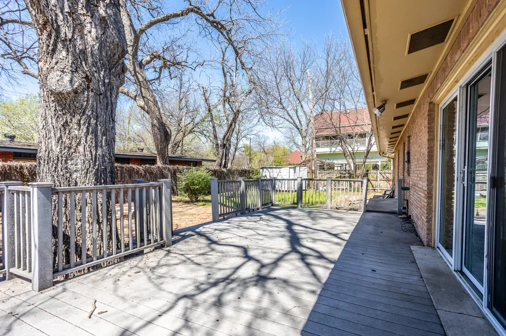 411 S CENTRE LANE Lancaster, TX 75146
