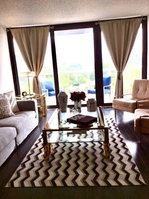 3701 Country Club Dr #504 Aventura, FL 33180