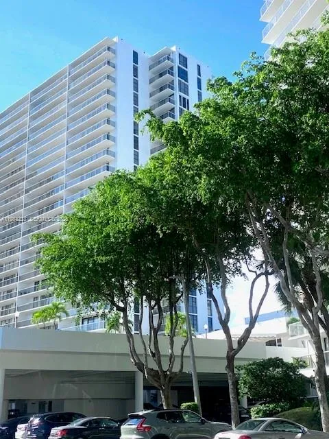 3701 Country Club Dr #504 Aventura, FL 33180