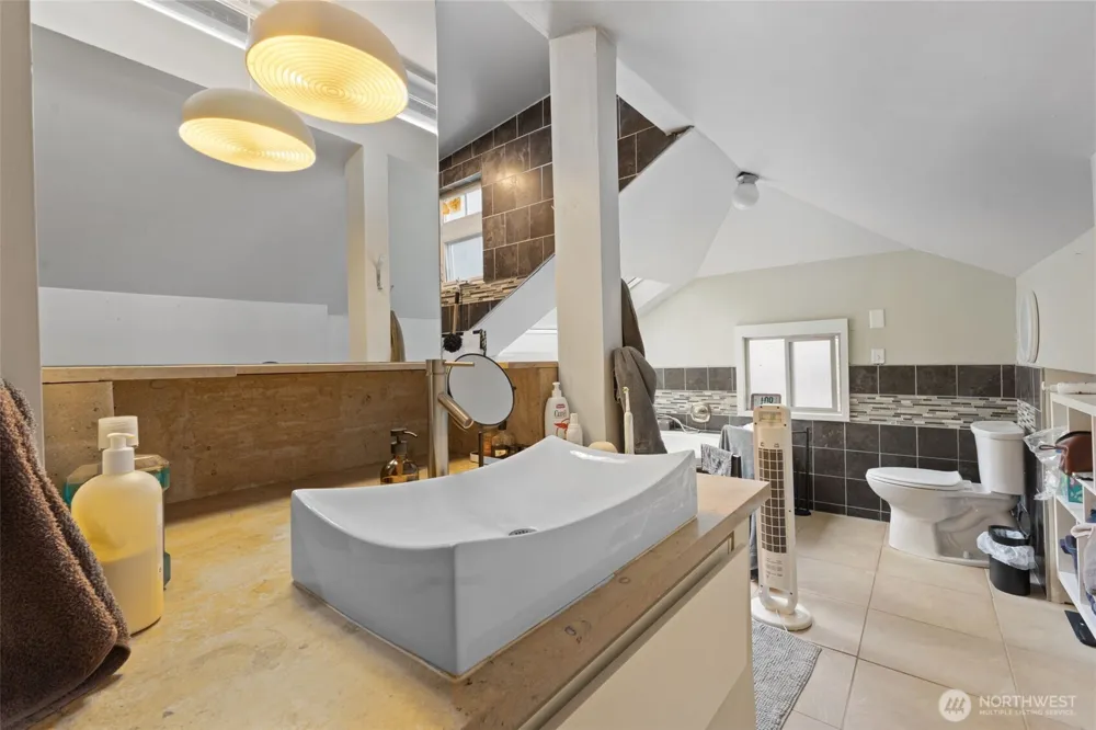 1053 S Southern Street Seattle, WA 98108