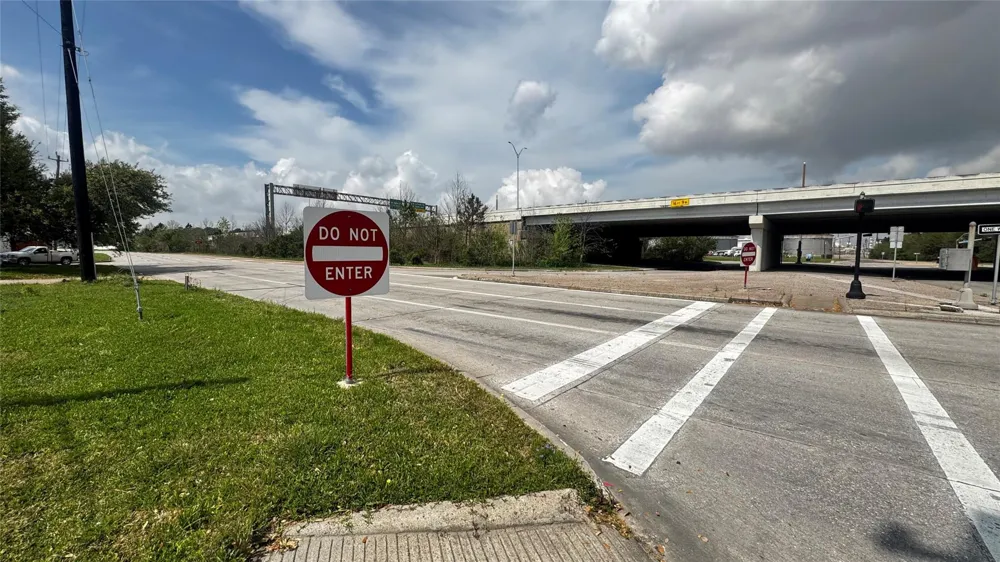 2109 W Texas Avenue Baytown, TX 77520
