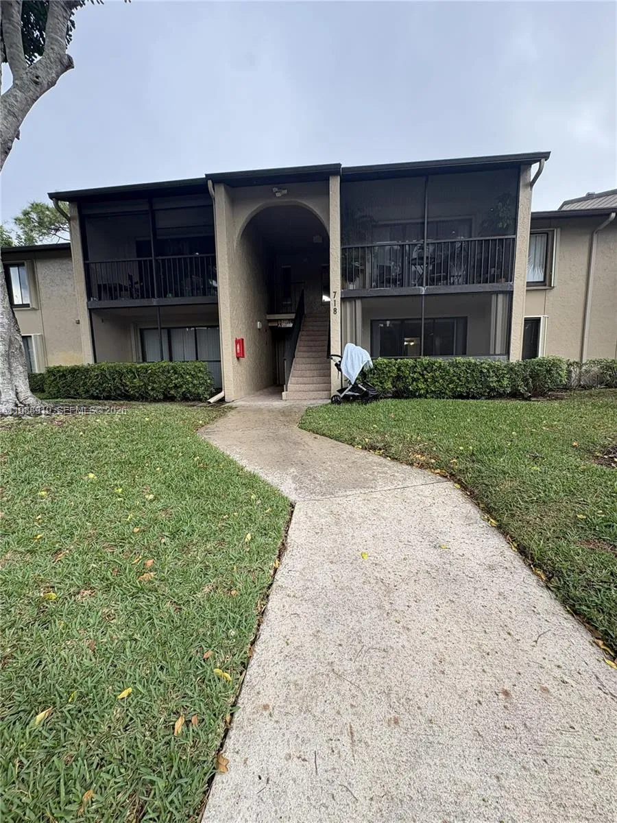 718 Sunny Pine Way #D1 Green Acres, FL 33415