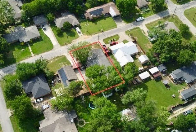 417 S Prairie St Pilot Point, TX 76258