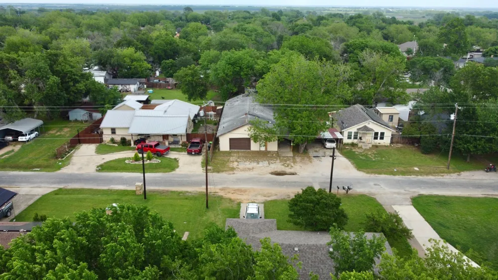 417 S Prairie St Pilot Point, TX 76258