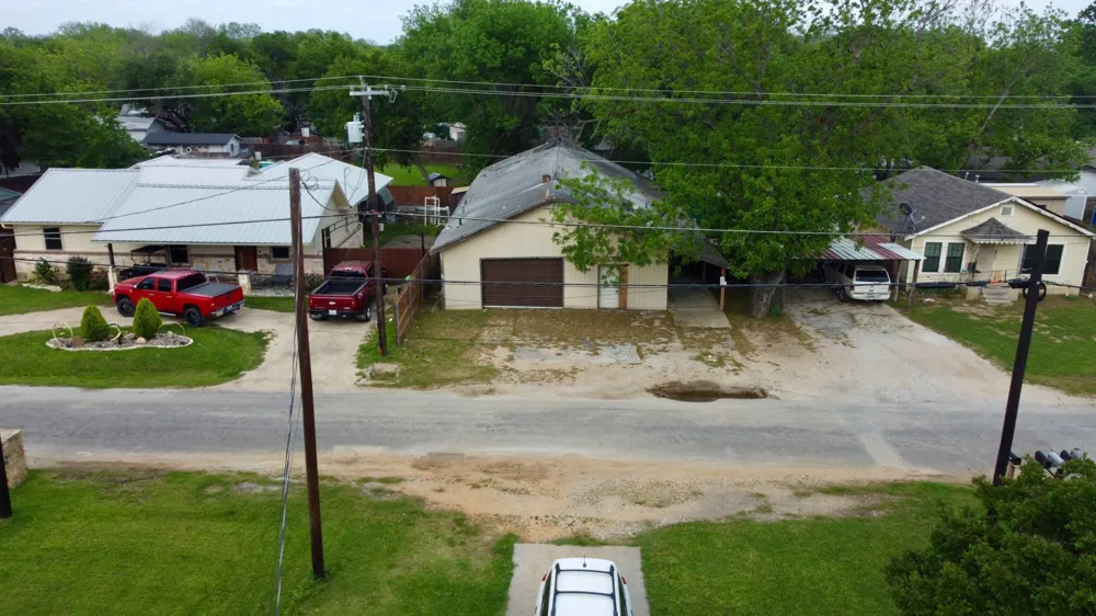 417 S Prairie St Pilot Point, TX 76258