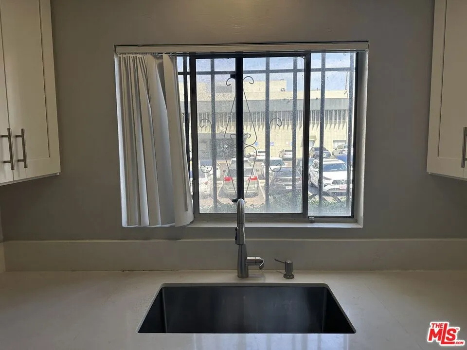 326 S Serrano Avenue #4 Los Angeles, CA 90020