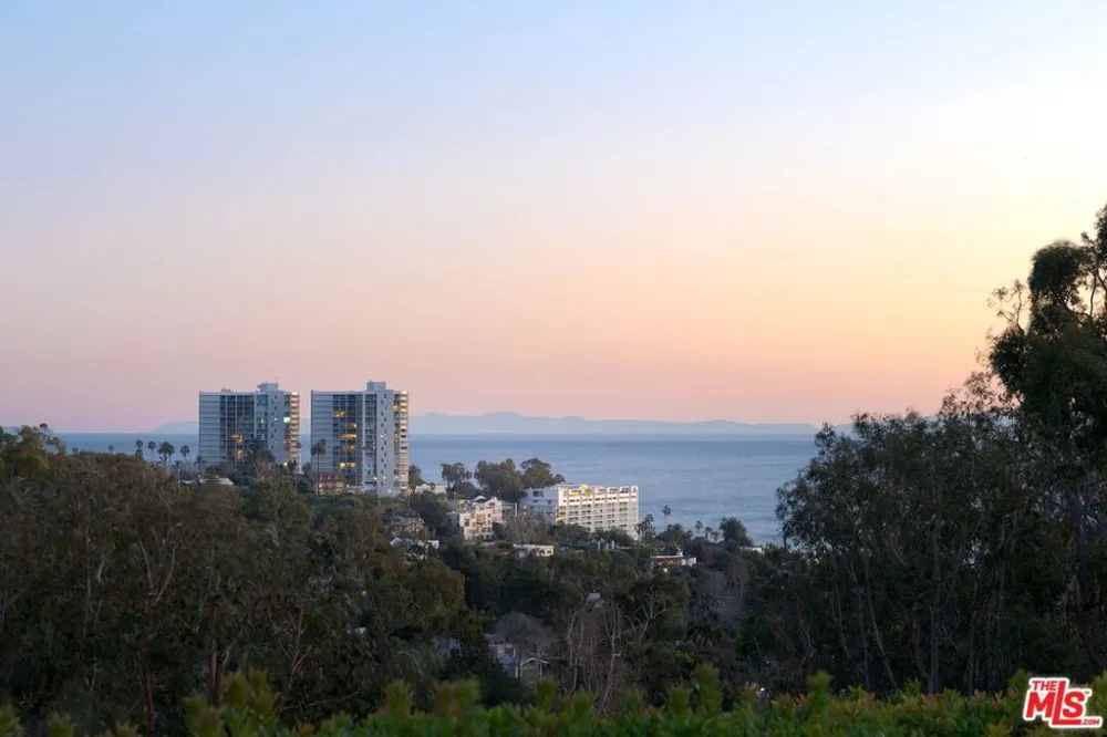 652 Chautauqua Boulevard Pacific Palisades, CA 90272
