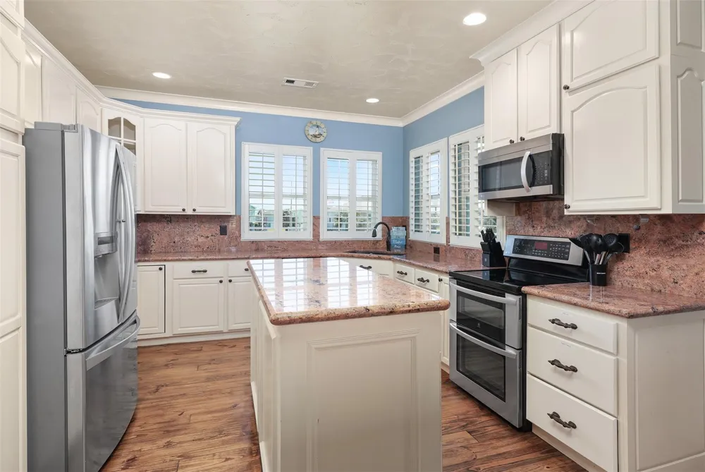 973 Kenlyn Drive Crystal Beach, TX 77650