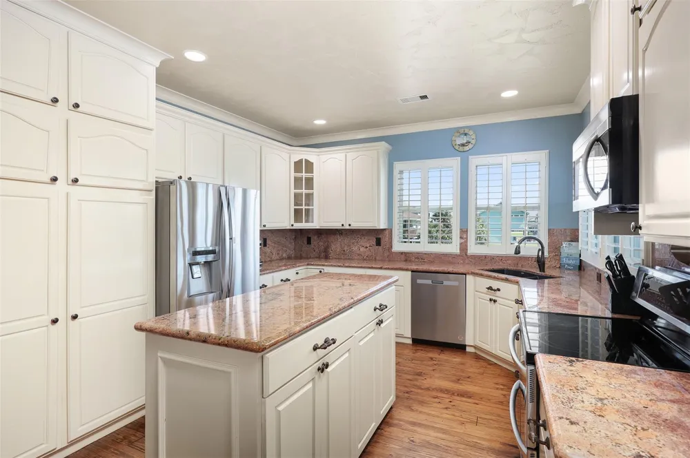 973 Kenlyn Drive Crystal Beach, TX 77650