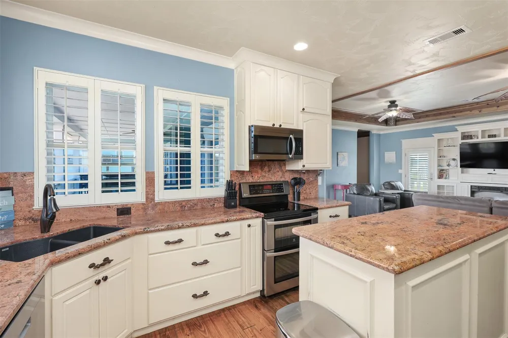 973 Kenlyn Drive Crystal Beach, TX 77650
