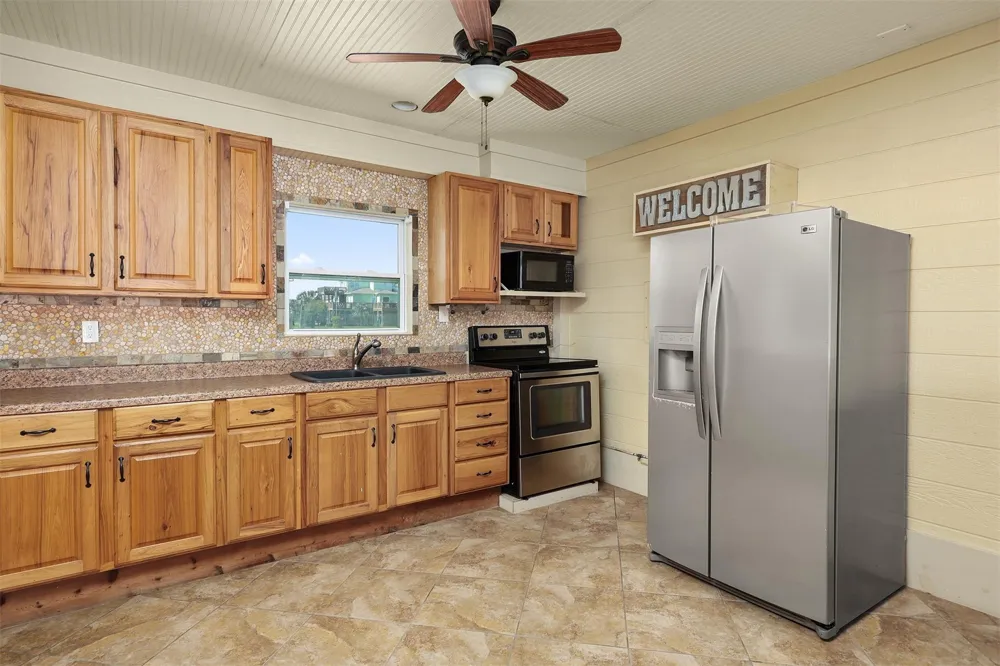 973 Kenlyn Drive Crystal Beach, TX 77650