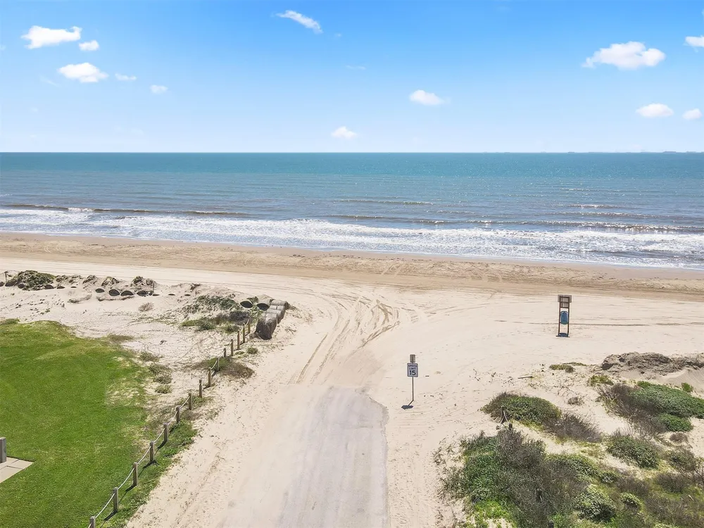 973 Kenlyn Drive Crystal Beach, TX 77650
