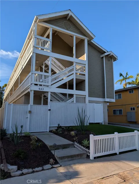 642 W Imperial
