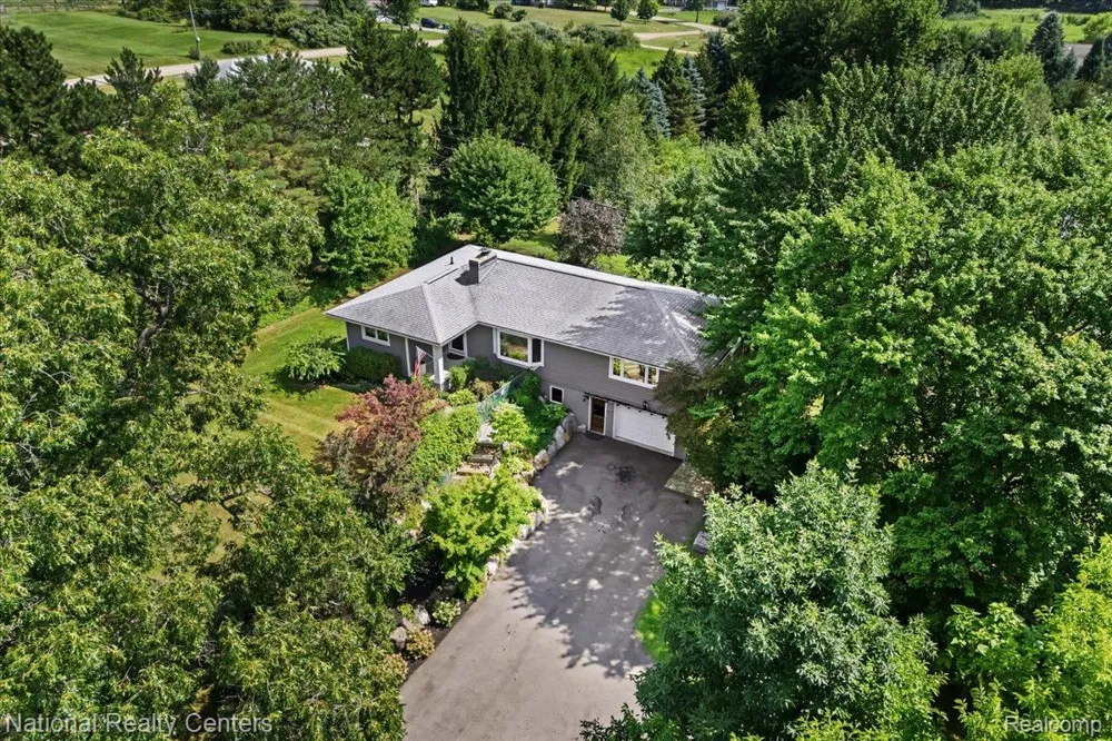 1785 Middle Road Highland Charter Township, MI 48357