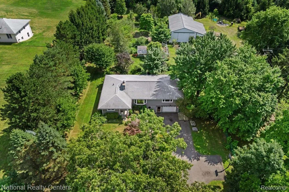 1785 Middle Road Highland Charter Township, MI 48357