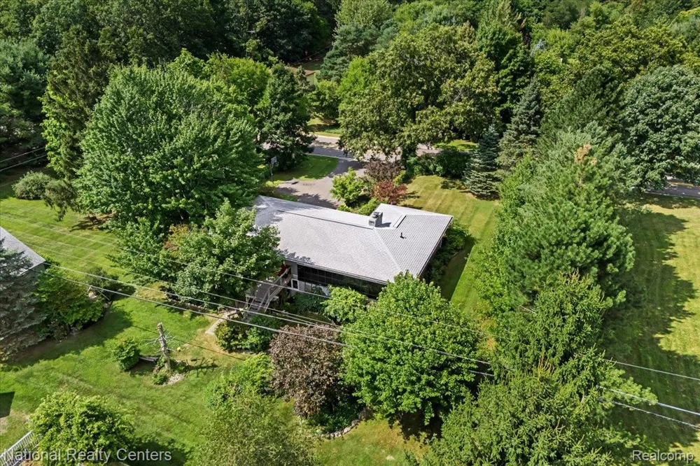1785 Middle Road Highland Charter Township, MI 48357