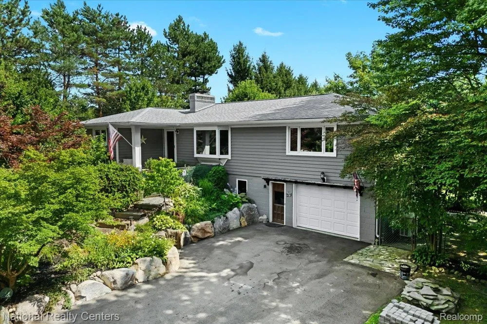 1785 Middle Road Highland Charter Township, MI 48357