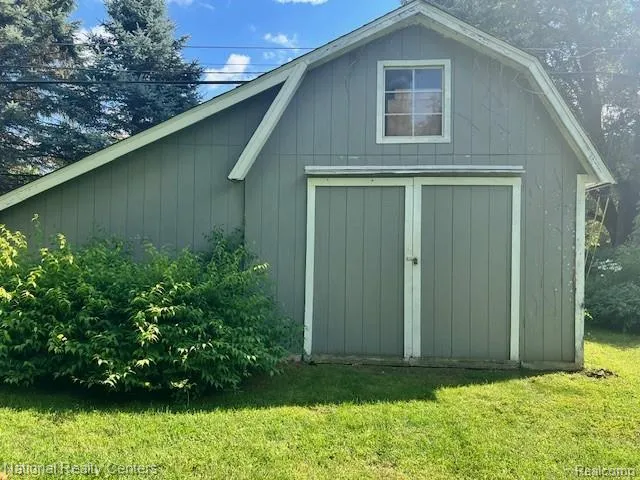 1785 Middle Road Highland Charter Township, MI 48357