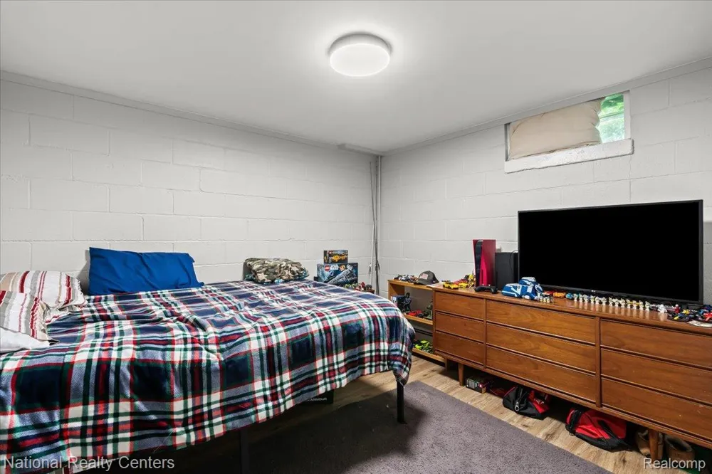 1785 Middle Road Highland Charter Township, MI 48357