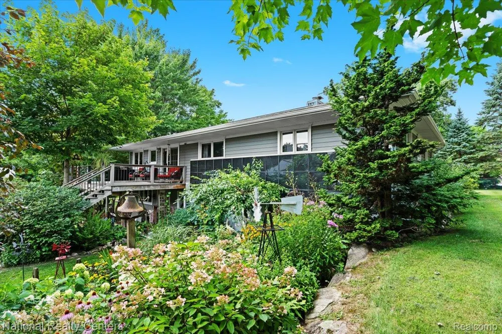1785 Middle Road Highland Charter Township, MI 48357