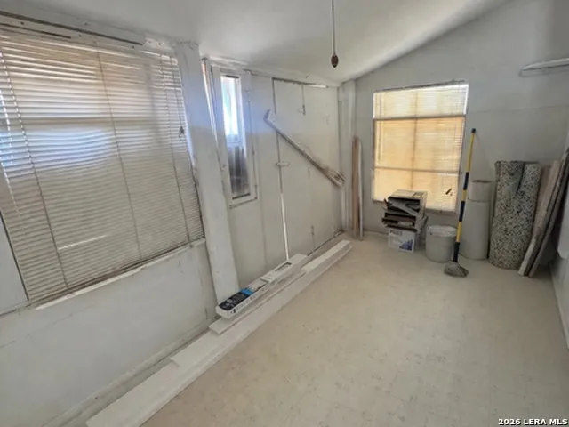 217 PARK AVENUE Karnes City, TX 78118