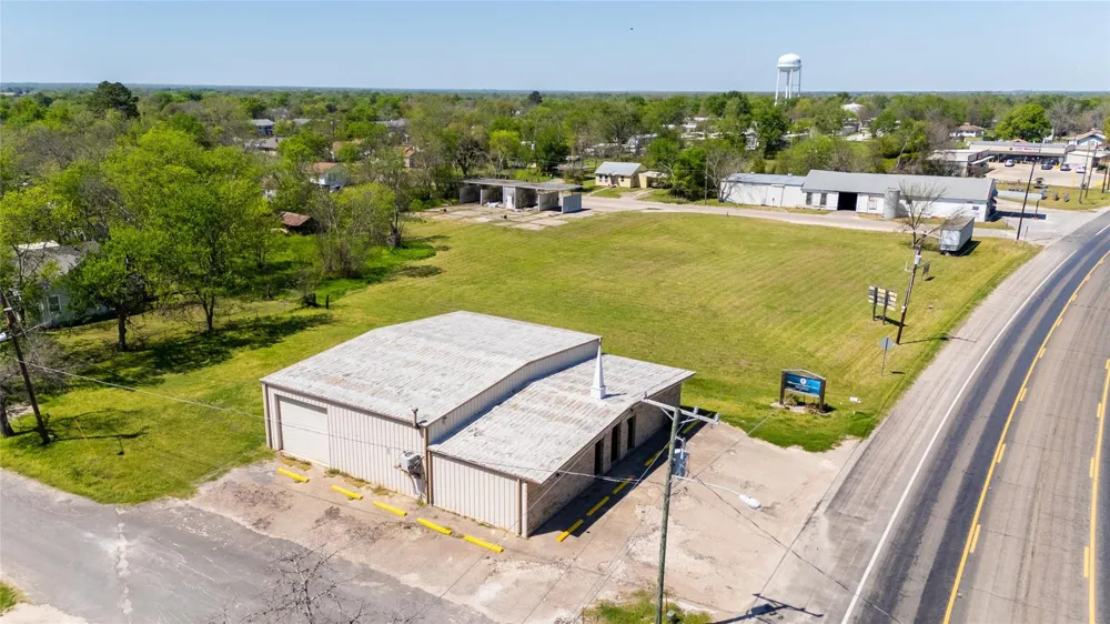 601 May Street Madisonville, TX 77864