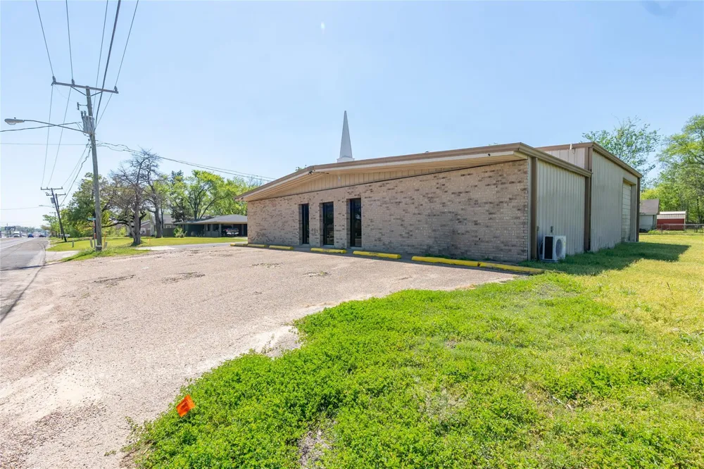 601 May Street Madisonville, TX 77864