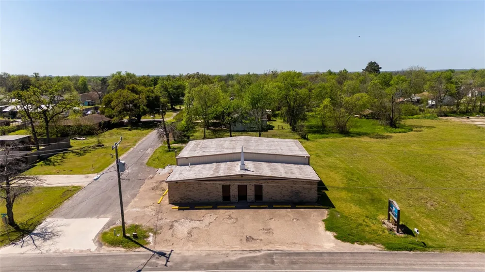 601 May Street Madisonville, TX 77864