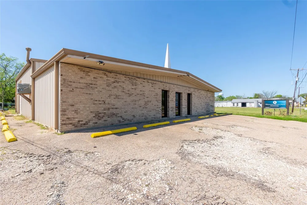 601 May Street Madisonville, TX 77864