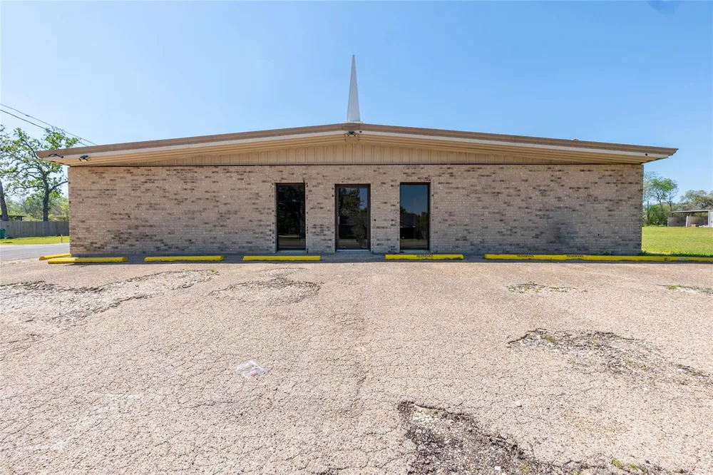 601 May Street Madisonville, TX 77864