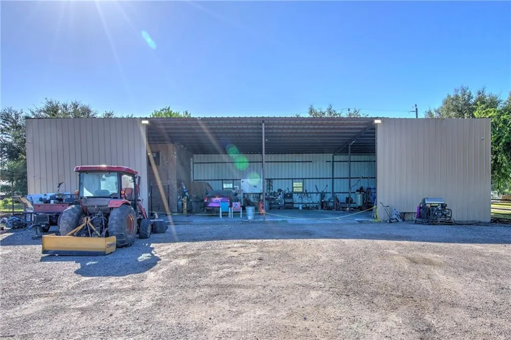 7084 Bartosch Robstown, TX 78380