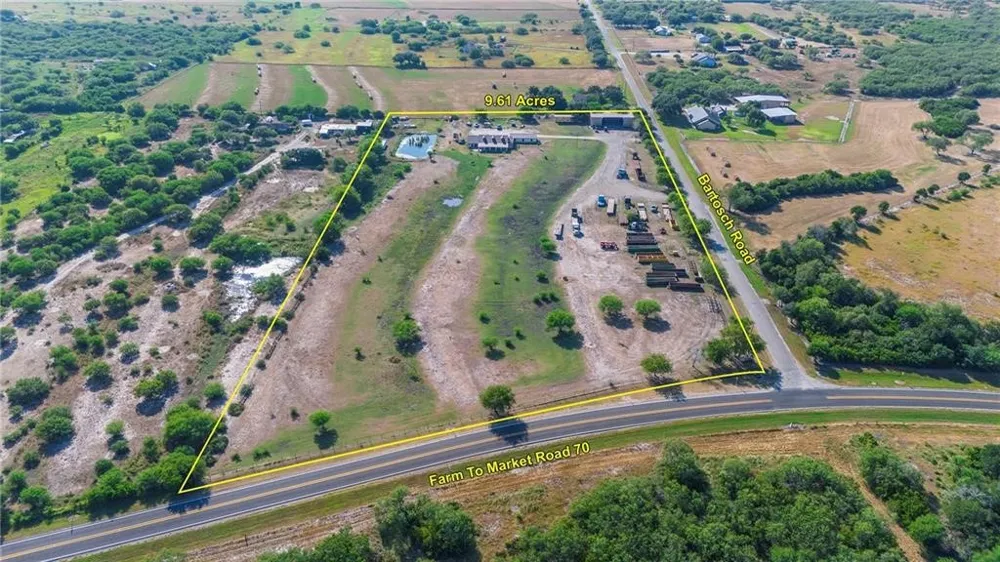 7084 Bartosch Robstown, TX 78380