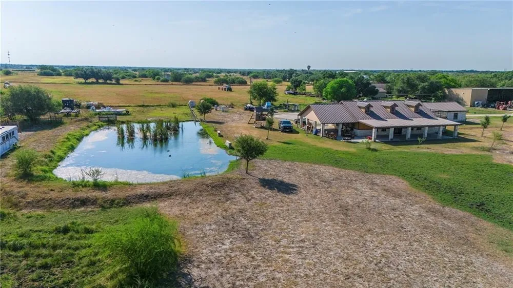7084 Bartosch Robstown, TX 78380