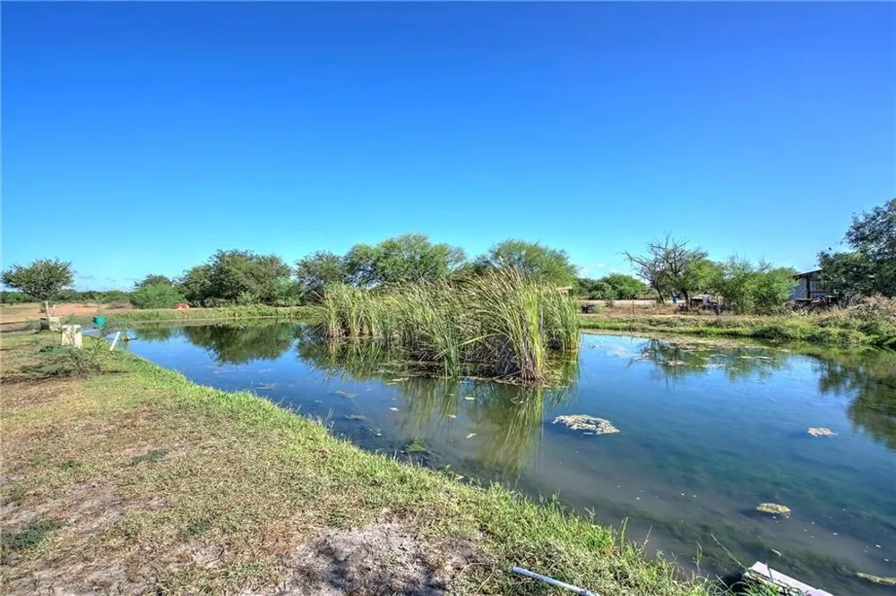 7084 Bartosch Robstown, TX 78380