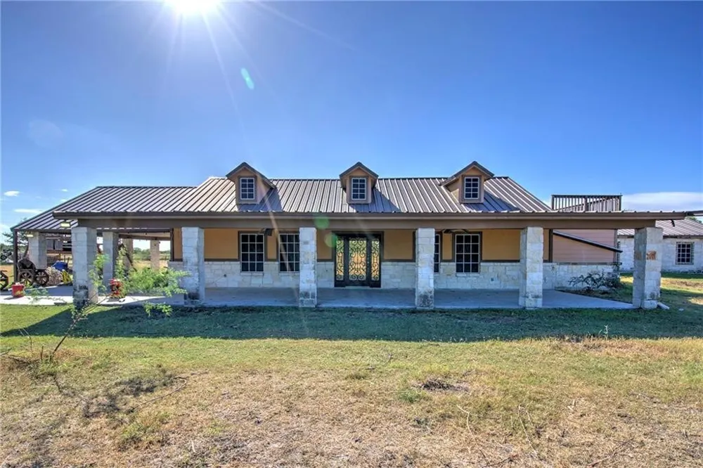 7084 Bartosch Robstown, TX 78380