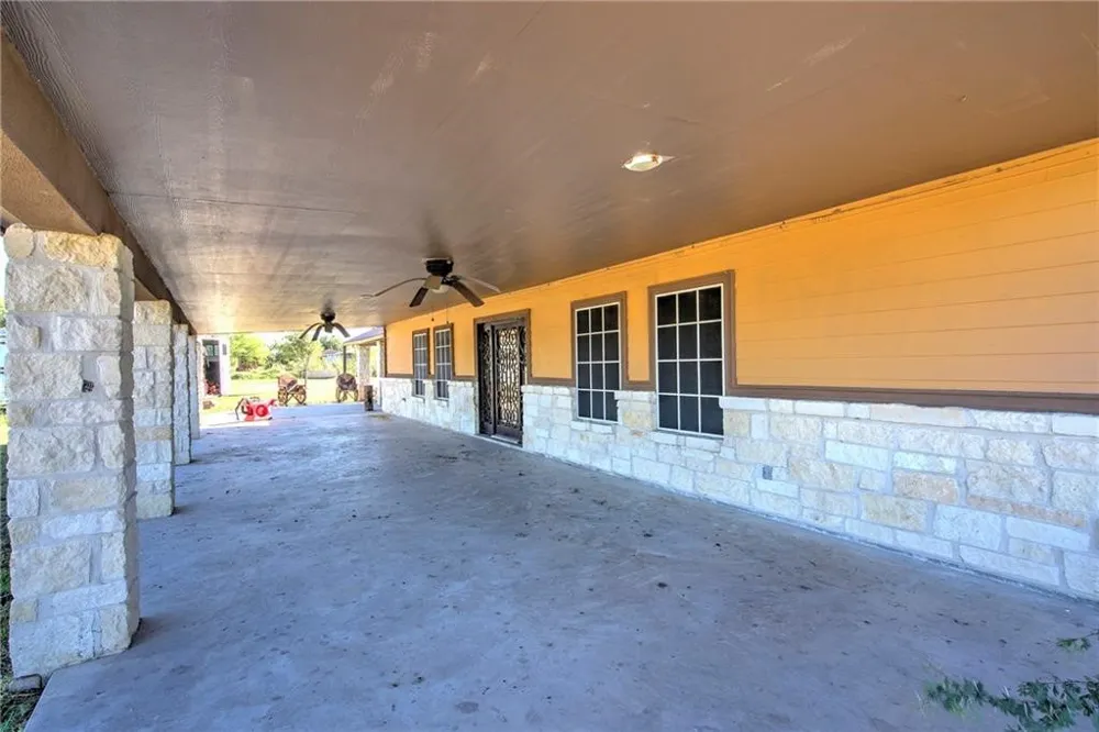 7084 Bartosch Robstown, TX 78380