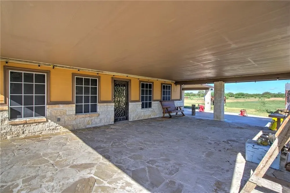 7084 Bartosch Robstown, TX 78380