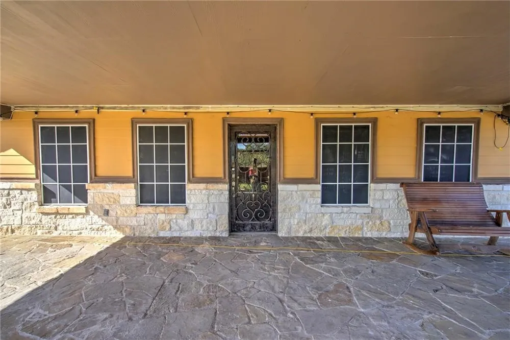 7084 Bartosch Robstown, TX 78380