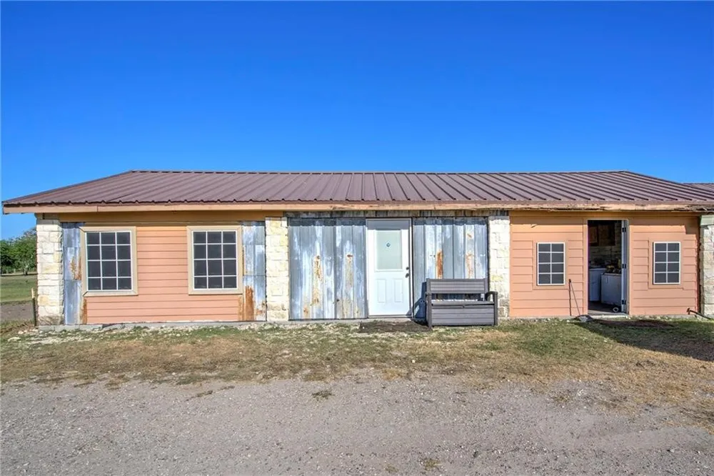 7084 Bartosch Robstown, TX 78380