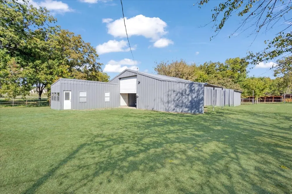 402 W Sam Rayburn Road Ector, TX 75439