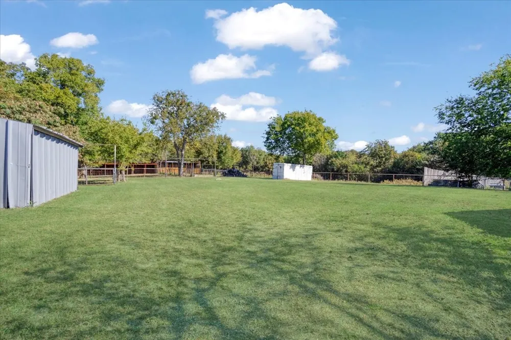 402 W Sam Rayburn Road Ector, TX 75439