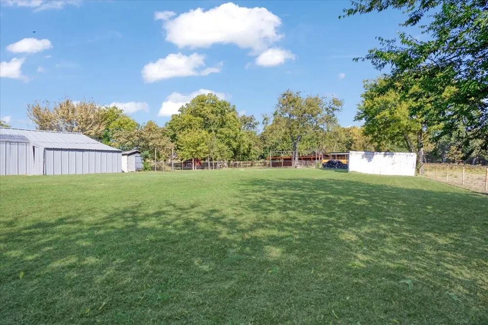 402 W Sam Rayburn Road Ector, TX 75439